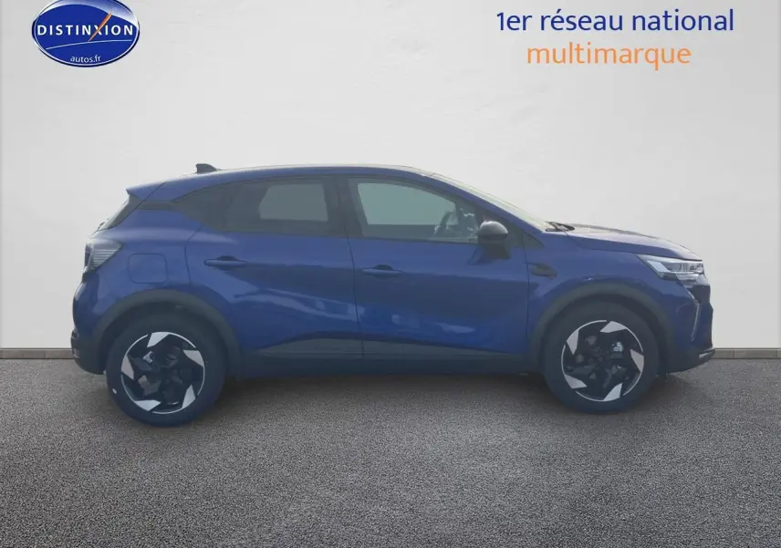 Profil droit d'un Renault Captur 1.0 TCe 90 Techno bleu iron avec jantes alu et poignées ton carrosserie.