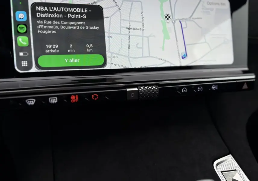 Gros plan sur la console centrale noire avec écran tactile 12,3 pouces affichant la navigation du DS7 2024.