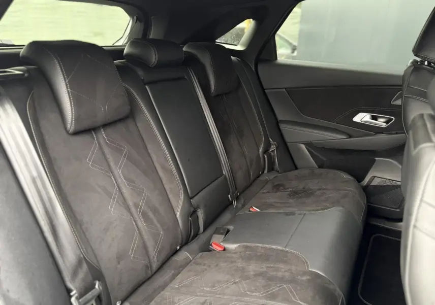 Vue de côté droit de la banquette arrière en Alcantara noir profond du DS7 1.6 E-Tense 225 gris laqué, avec surpiqûres visibles.