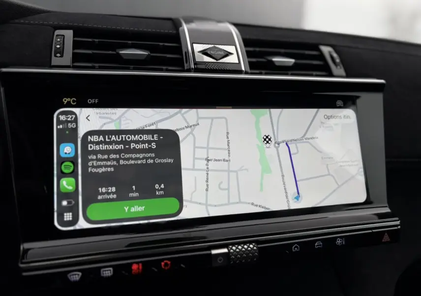 Vue rapprochée de l’écran tactile 12,3 pouces du DS7 2024 gris laqué affichant la navigation 3D connectée.