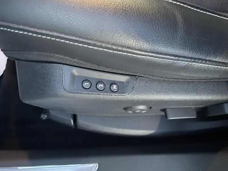 Détail des commandes de réglage mémoire des sièges en cuir noir dans l'Opel Grandland X blanc toit noir, version 2019.