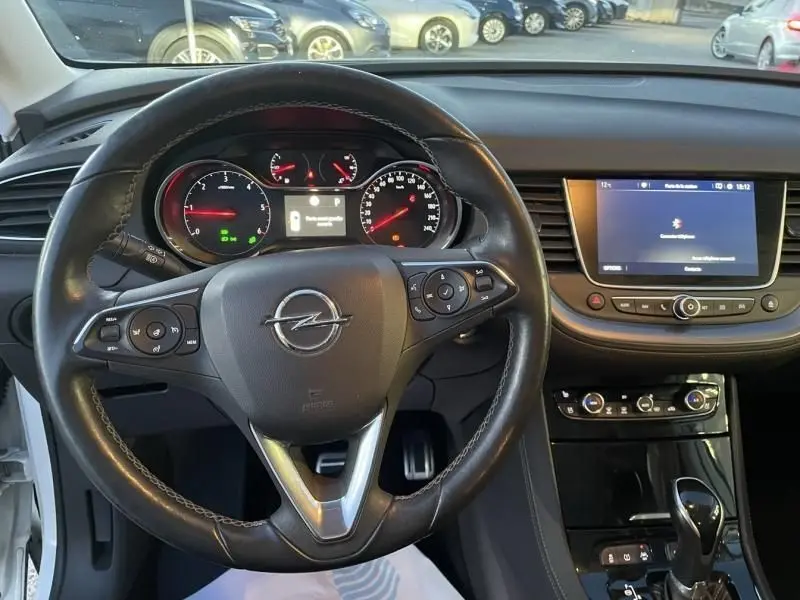 Vue intérieure centrée sur le volant noir de l’Opel Grandland X 2019 avec tableau de bord et écran tactile.