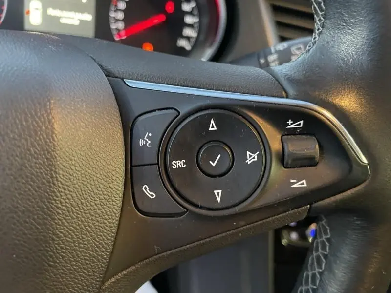 Gros plan sur les commandes au volant côté droit de l’Opel Grandland X blanc avec toit noir, version Ultimate 2019.