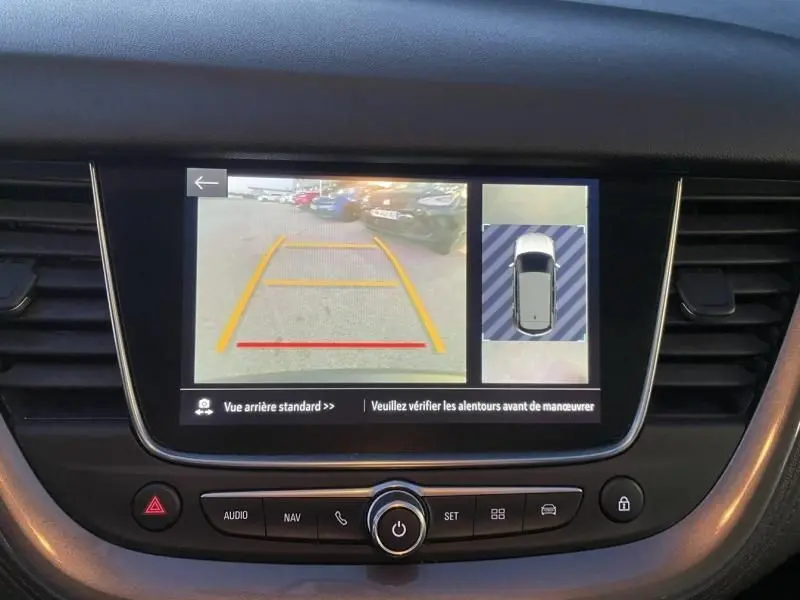 Affichage de la caméra de recul et vue 360° sur l'écran central d'un Opel Grandland X blanc avec toit noir, version 2019.