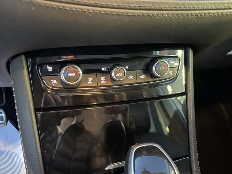 Détail de la console centrale noire avec commandes de climatisation et chauffage sur Opel Grandland X blanc toit noir 2019.