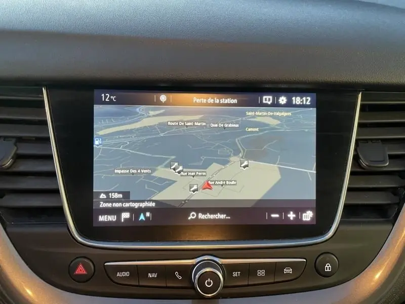 Écran central de navigation de l’Opel Grandland X 2019, vue intérieure du tableau de bord sans visibilité extérieure.