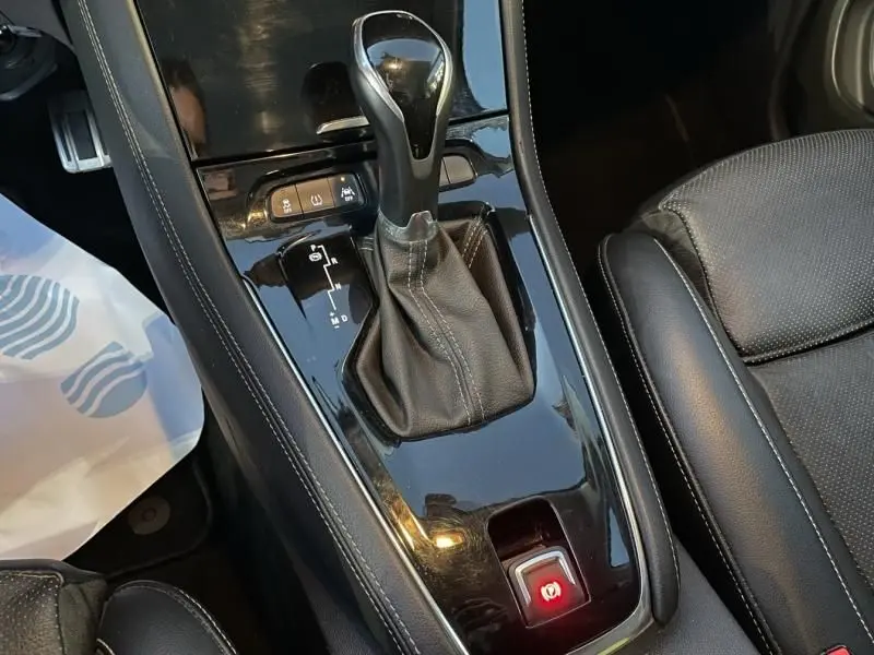 Vue rapprochée de la console centrale noire avec levier de vitesse automatique du Opel Grandland X blanc toit noir 2019.