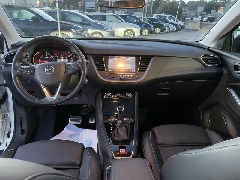 Intérieur de l’Opel Grandland X 2019, vue frontale du tableau de bord avec écran central et volant multifonction noir.