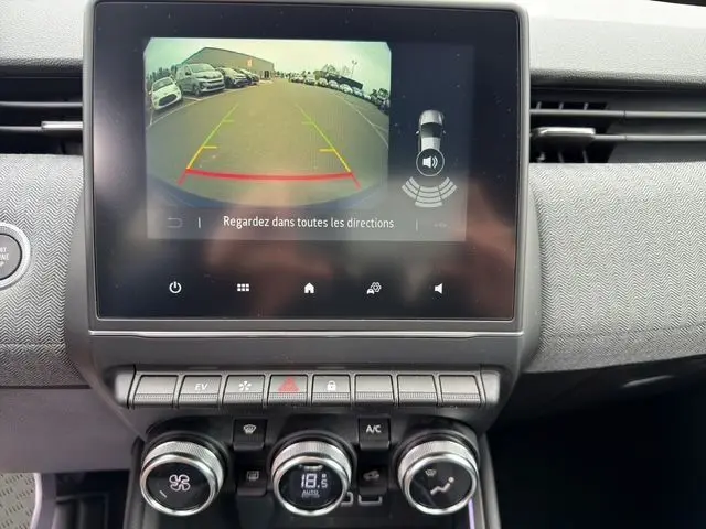 Écran tactile central montrant la caméra de recul avec aide au stationnement sur Renault Clio V hybride, tableau de bord noir.