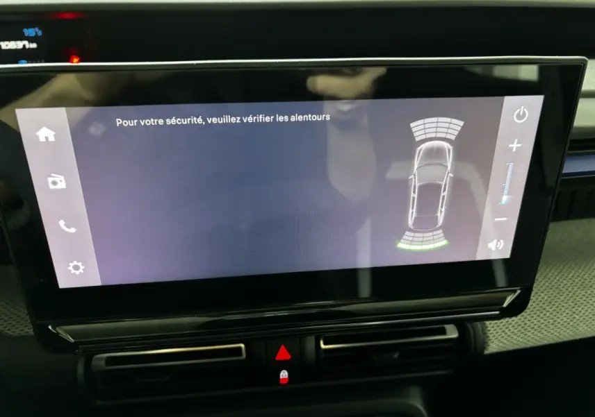 Écran tactile central du tableau de bord de la Citroën C3 100 BVM PLUS 2025 affichant l'aide au stationnement.