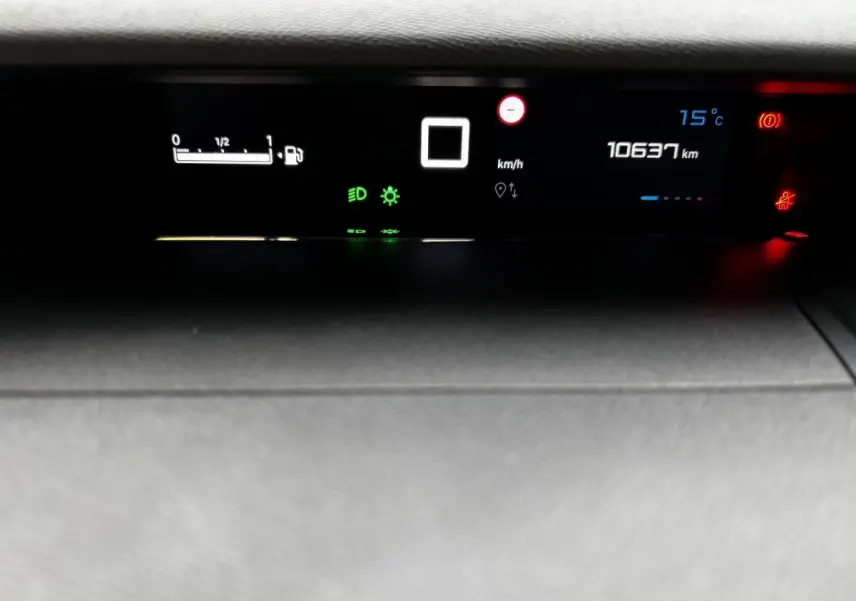 Tableau de bord numérique de Citroën C3 100 BVM PLUS 2025, affichage multifonctions avec compteur et indicateurs lumineux.