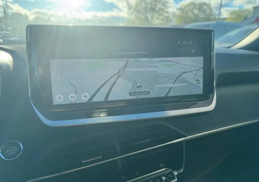 Écran tactile central du tableau de bord du Peugeot 2008 Hybrid 136 Allure, avec navigation affichée.