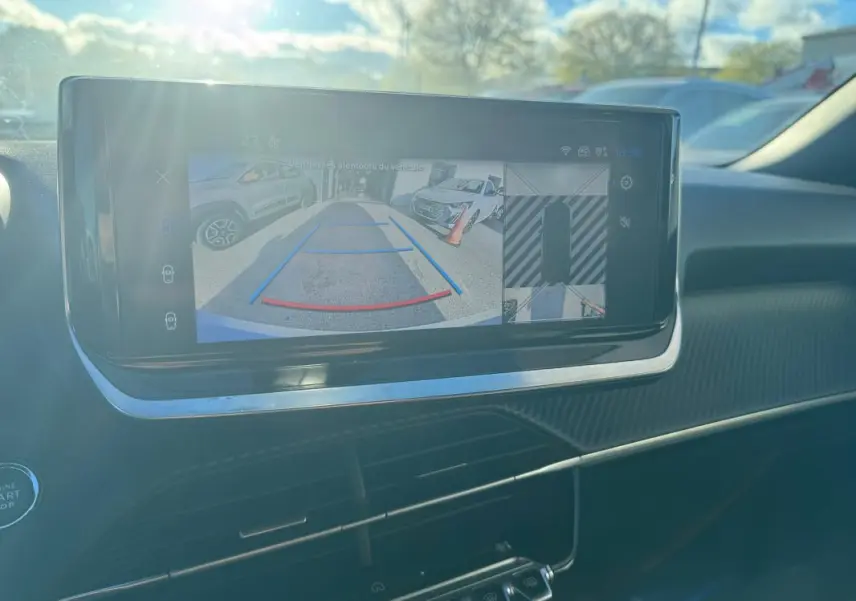 Écran tactile intérieur du Peugeot 2008 Hybrid 136 Allure montrant la caméra de recul avec vue arrière et angles.