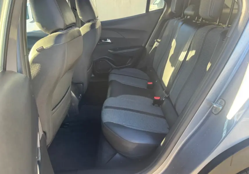 Vue intérieure arrière côté droit du Peugeot 2008 gris 2024, montrant les sièges arrière en tissu et cuir avec ceinture de sécurité.