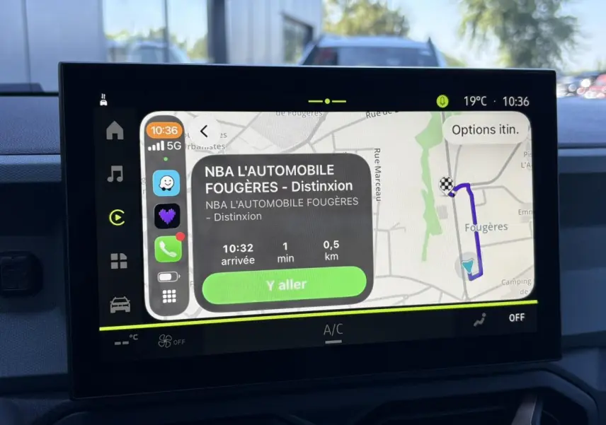 Écran tactile central du Dacia Duster 2026 affichant la navigation GPS et les options multimédias.