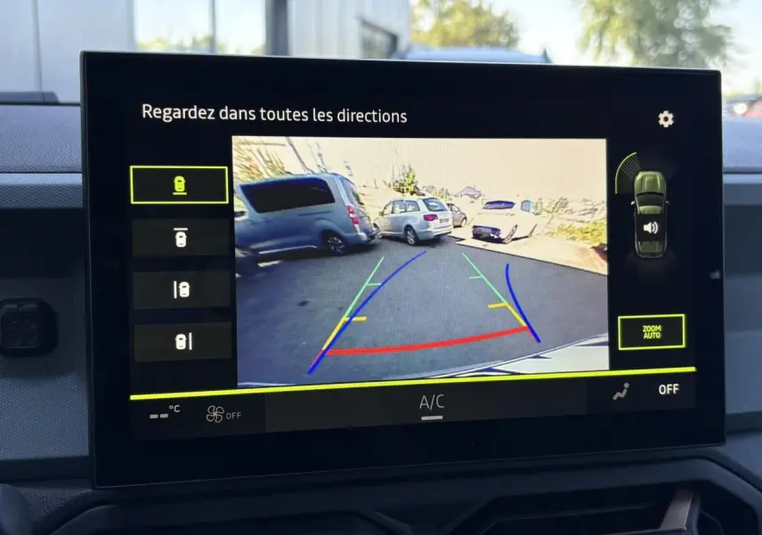 Écran central tactile montrant la caméra multivues du Dacia Duster gris schiste en marche arrière, avec guidage coloré.