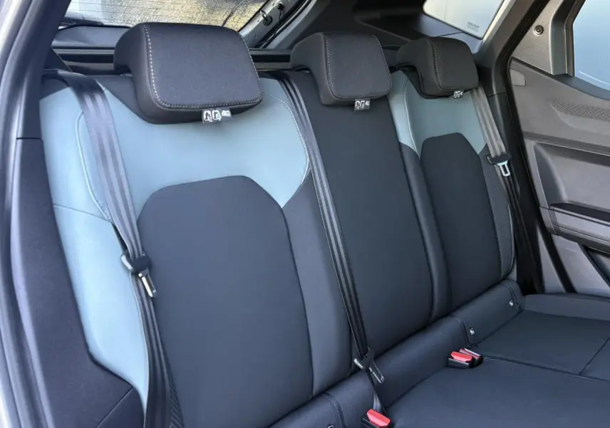 Vue intérieure sur la banquette arrière du Dacia Duster 2026, sellerie TEP MicroCloud bicolore gris et noir.