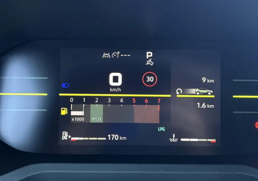 Tableau de bord digital du Dacia Duster 2026 affichant vitesse, régime moteur et autonomie GPL.