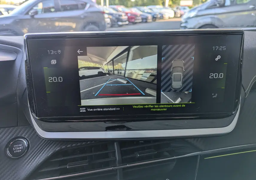 Écran central de la Peugeot 2008 GT blanc nacré montrant la caméra de recul avec vue arrière et capteurs de stationnement.