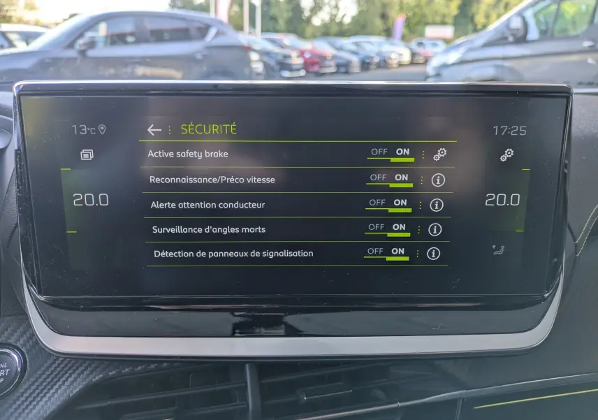Écran tactile central du Peugeot 2008 GT 2022 affichant les réglages de sécurité avec fond noir et texte vert.