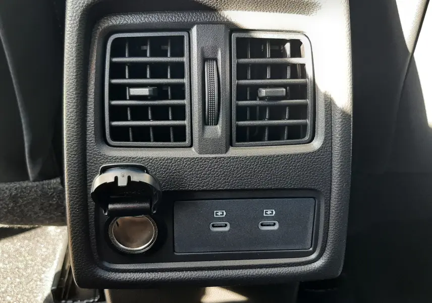 Prise USB double et prise 12V ouvertes sous les aérateurs arrière du Renault Captur II Ph.2 bleu Iron 2025