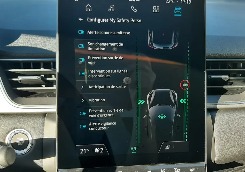 Écran tactile central du Renault Captur II Ph.2 affichant les réglages d'assistance à la conduite et la surveillance des angles morts.