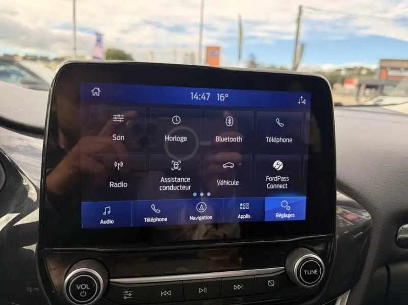Écran tactile central du tableau de bord du Ford Puma 2026, affichant les options multimédia et connectivité.