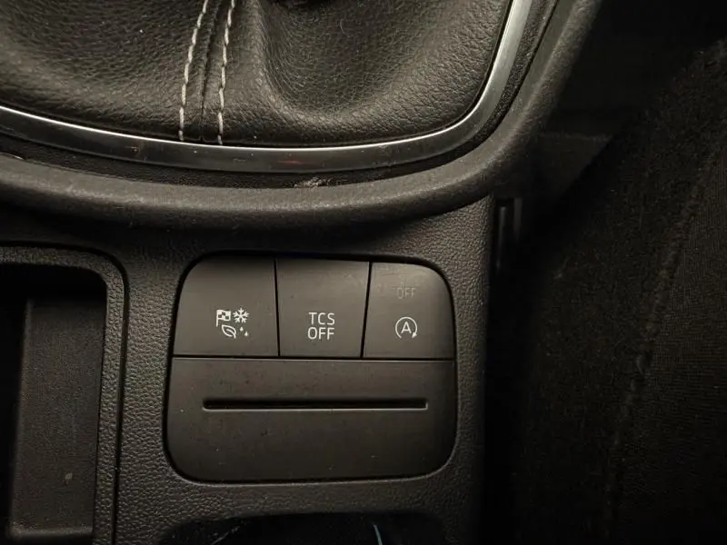 Gros plan sur les boutons de contrôle au centre de la console d’une Ford Puma blanche 2026, version Titanium.