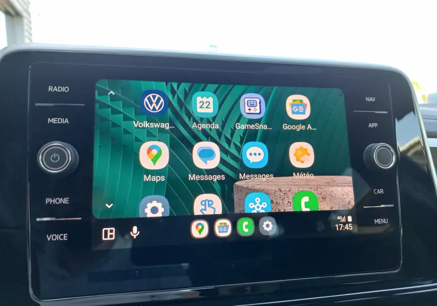 Écran tactile central du Volkswagen T-Roc 2025 affichant les applications connectées, vue de face intérieure.