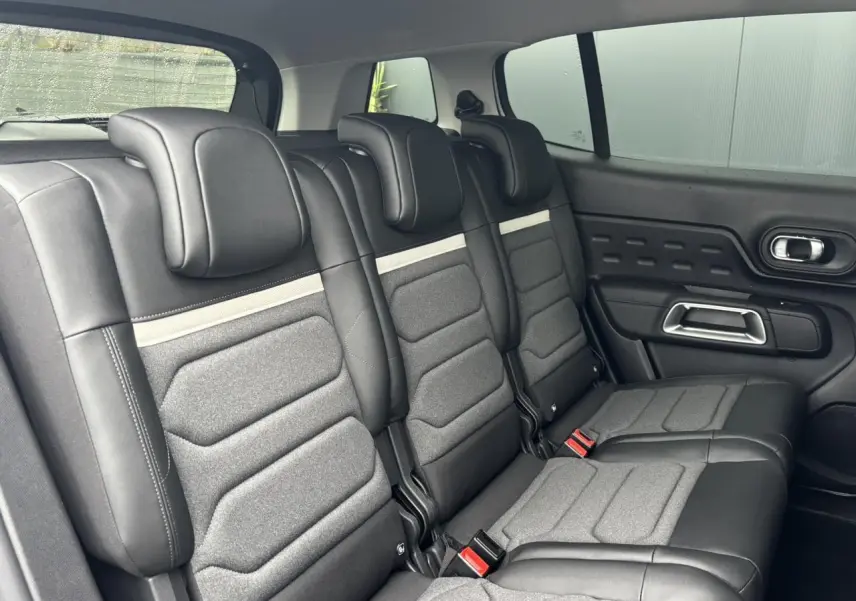 Vue latérale des trois sièges arrière indépendants en cuir et tissu gris du Citroën C5 Aircross 2025, avec appuis-tête réglables.