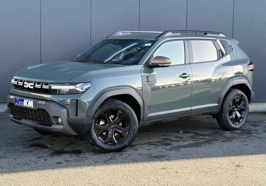 Vue 3/4 avant droit du Dacia Duster 2026 kaki lichen avec jantes noires et barres de toit noires.