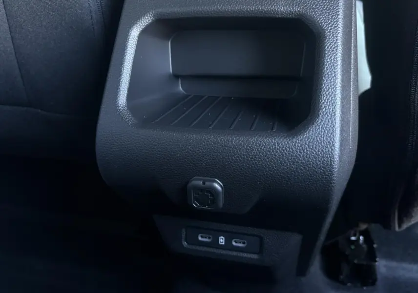 Prise USB type C et prise 12V à l'arrière de la console centrale du Dacia Duster ECO-G 120 Auto Extrême kaki.