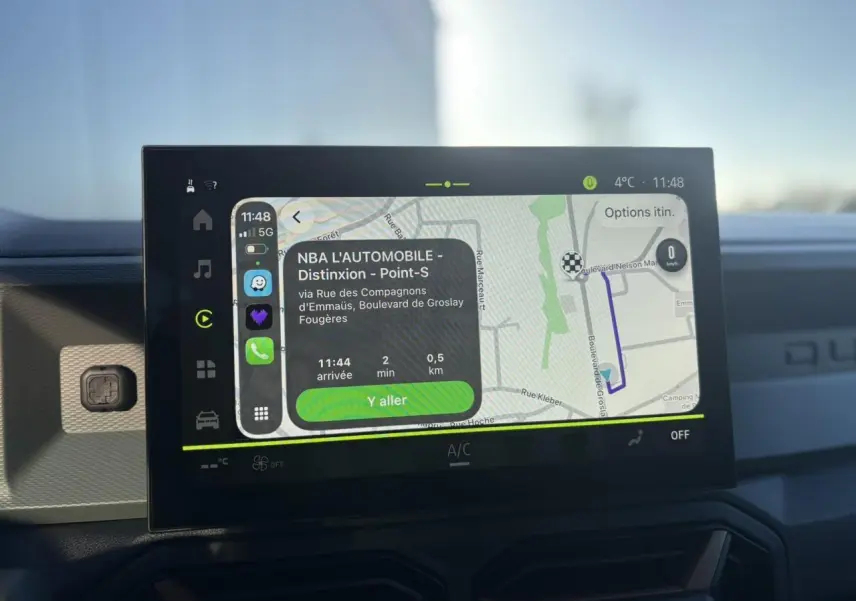 Écran tactile central 10 pouces du Dacia Duster 2026 affichant la navigation GPS avec interface smartphone intégrée.