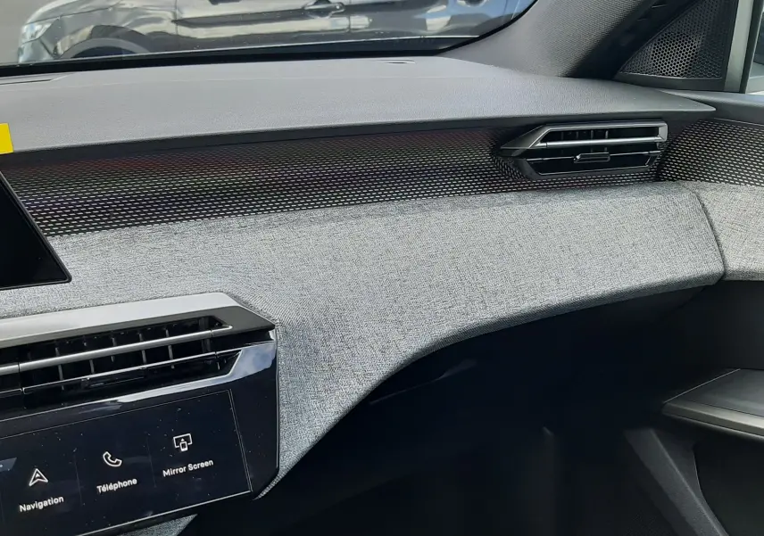 Vue latérale droite d'un Peugeot 3008 gris titane avec toit noir, visible depuis l'intérieur côté passager.