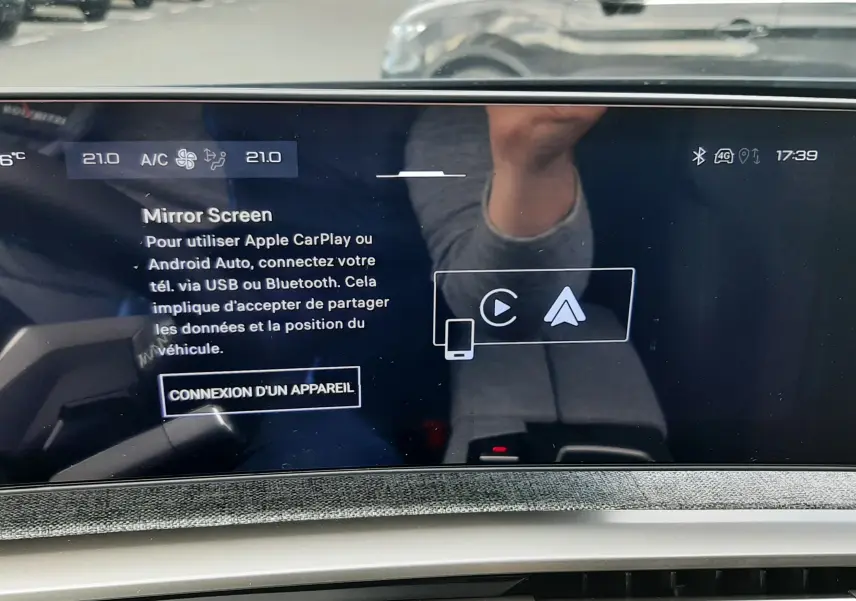Vue intérieure du tableau de bord du Peugeot 3008 gris titane, écran tactile affichant la connexion Mirror Screen.