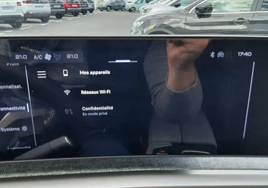 Tableau de bord numérique du Peugeot 3008 gris titane, affichage connecté avec menu Wi-Fi visible.