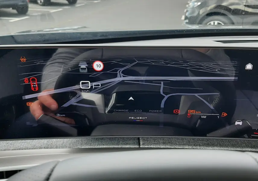 Vue du tableau de bord numérique du Peugeot 3008 gris titane, affichant la navigation et les informations de conduite.
