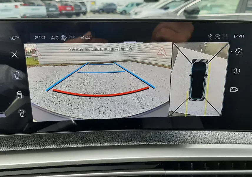 Affichage de la caméra de recul et vue 360° sur l’écran du Peugeot 3008 gris titane avec toit noir, intérieur moderne.