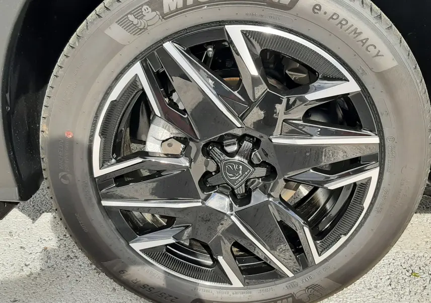 Gros plan sur la roue avant droite du Peugeot 3008 gris titane, jante alliage noire et argent avec pneu Michelin.
