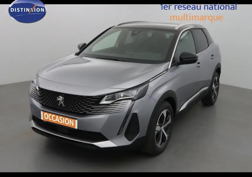 Peugeot 3008 gris Artense métal en 3/4 avant droit, mettant en valeur sa calandre noire et ses optiques fines LED.