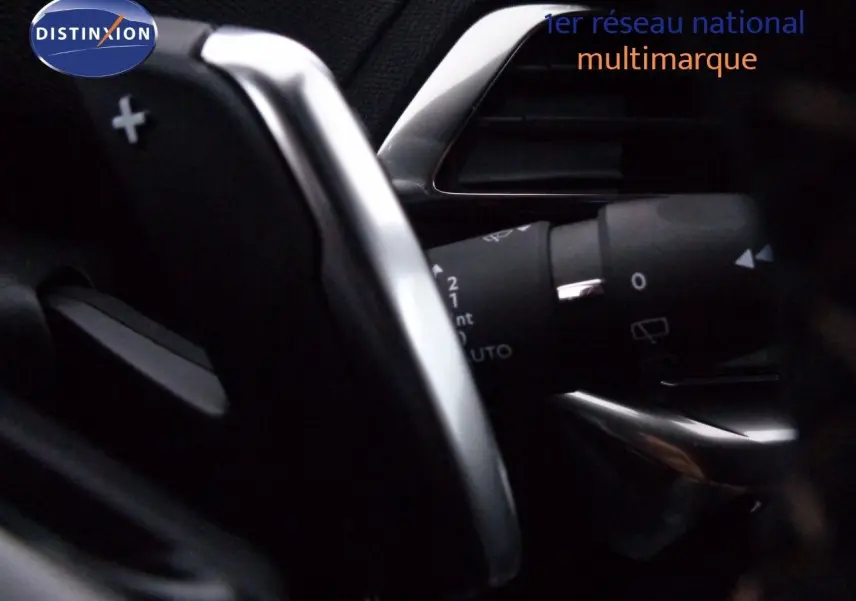 Détail du levier de commande au volant du Peugeot 3008 gris Artense, mettant en valeur la palette de changement de vitesse.