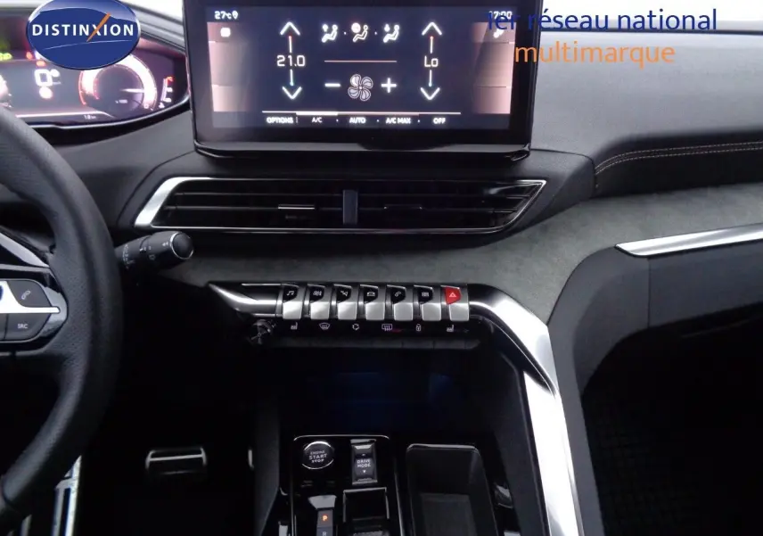 Vue intérieure centrée sur la console centrale du Peugeot 3008 gris Artense, avec écran tactile et commandes piano.
