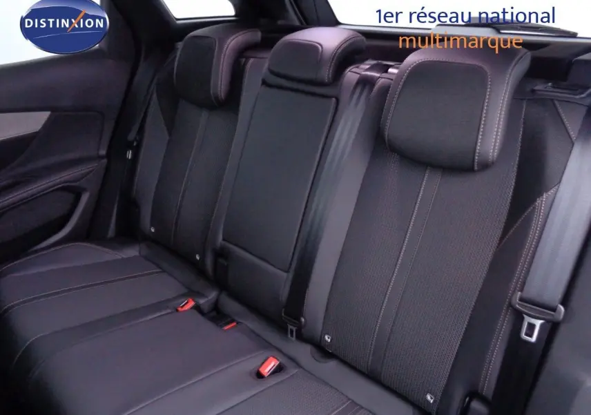 Vue intérieure des sièges arrière en cuir noir avec surpiqûres contrastantes du Peugeot 3008 gris Artense 2023.