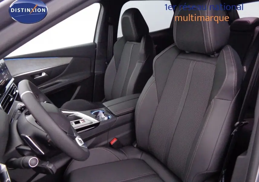 Vue intérieure côté conducteur du Peugeot 3008 2023, sièges en cuir noir avec surpiqûres contrastantes et volant multifonction.