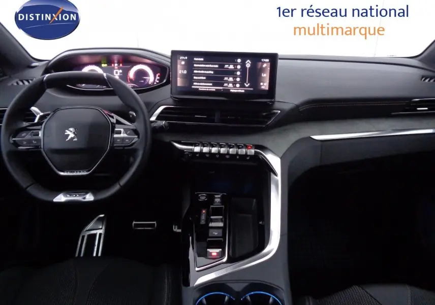 Vue intérieure du tableau de bord et volant Peugeot 3008 GT 2023 avec écran tactile central et finitions noires élégantes.