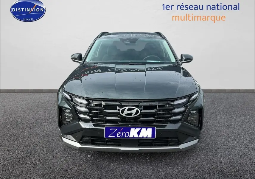 Vue avant d'un Hyundai Tucson 2025 vert cyprès avec calandre noire et logo Hyundai bien visible.