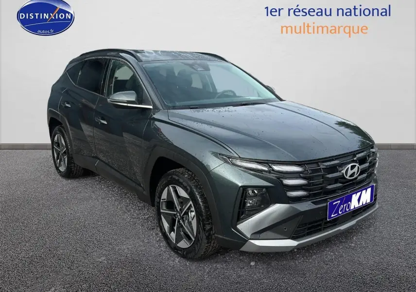 Hyundai Tucson 2025 vert cyprès en 3/4 avant droit avec jantes alliage et calandre noire distinctive.