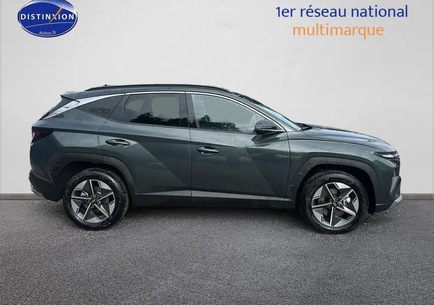 Profil côté gauche du Hyundai Tucson 2025 vert cyprès avec jantes alliage 18 pouces sur fond neutre.