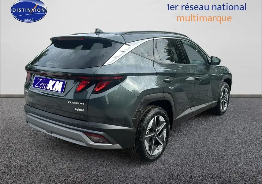 Vue 3/4 arrière droite du Hyundai Tucson 2025 vert cyprès avec jantes alliage et feux arrière LED distinctifs.