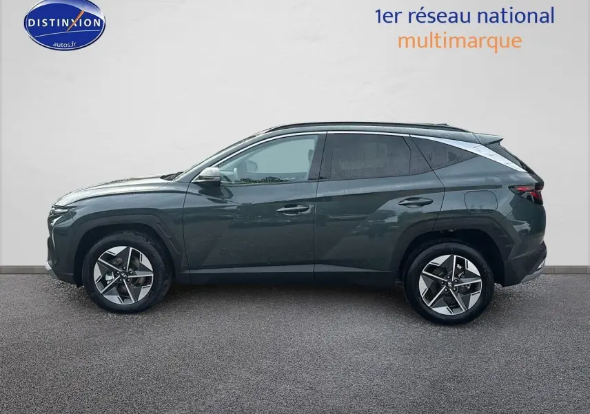 Profil côté gauche du Hyundai Tucson 2025 vert cyprès avec jantes alliage et barres de toit visibles.